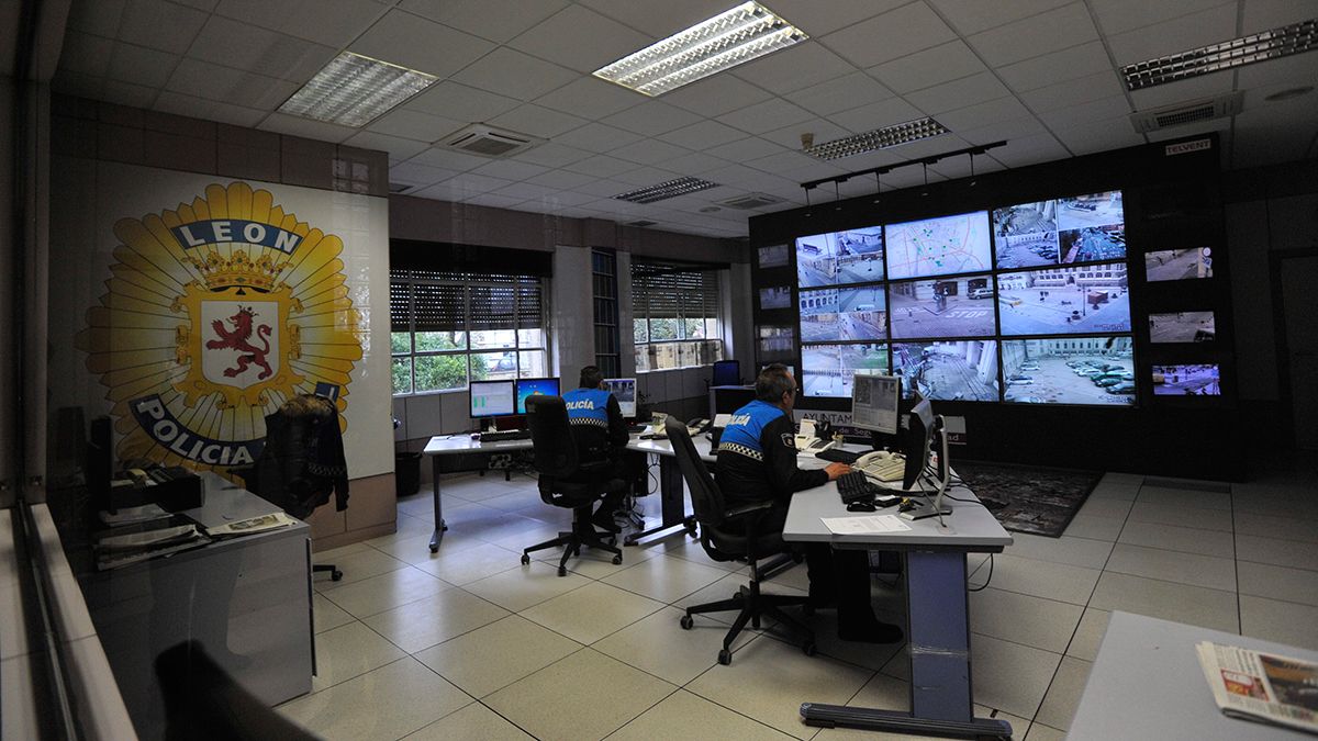 Dos agentes de la Policía Local de León supervisan las cámaras del sistema de videovigilancia instalado en el casco histórico de la capital. | DANIEL MARTÍN