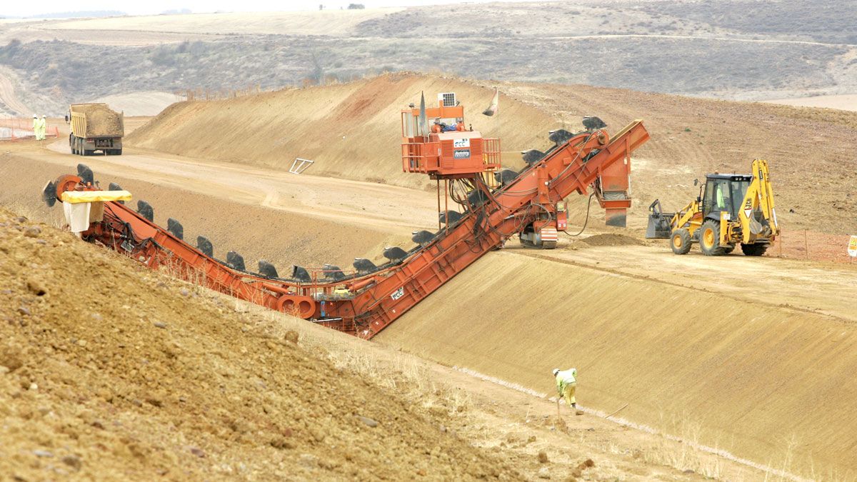 Imagen de archivo de las obras del Canal Bajo en Castrotierra de Valmadrigal. | ICAL