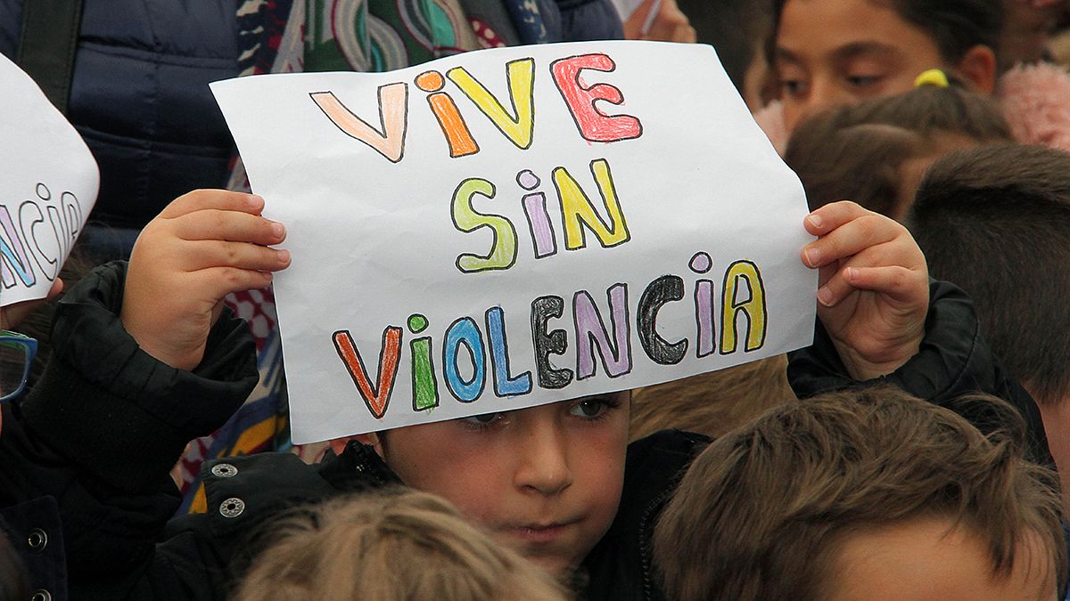 Imagen de la concentración en repulsa por el asesinato de Juani Monge en La Virgen del Camino. | ICAL