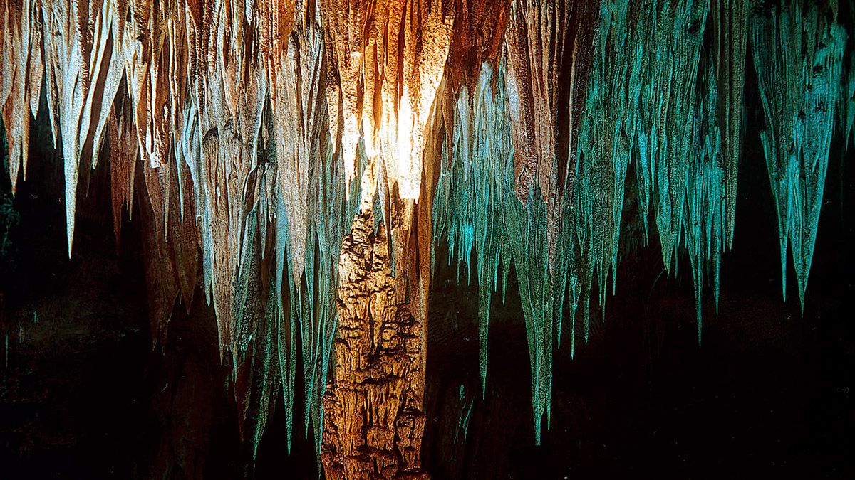 Formaciones calcáreas en la Cueva de Valporquero. | PEIO GARCÍA (ICAL)