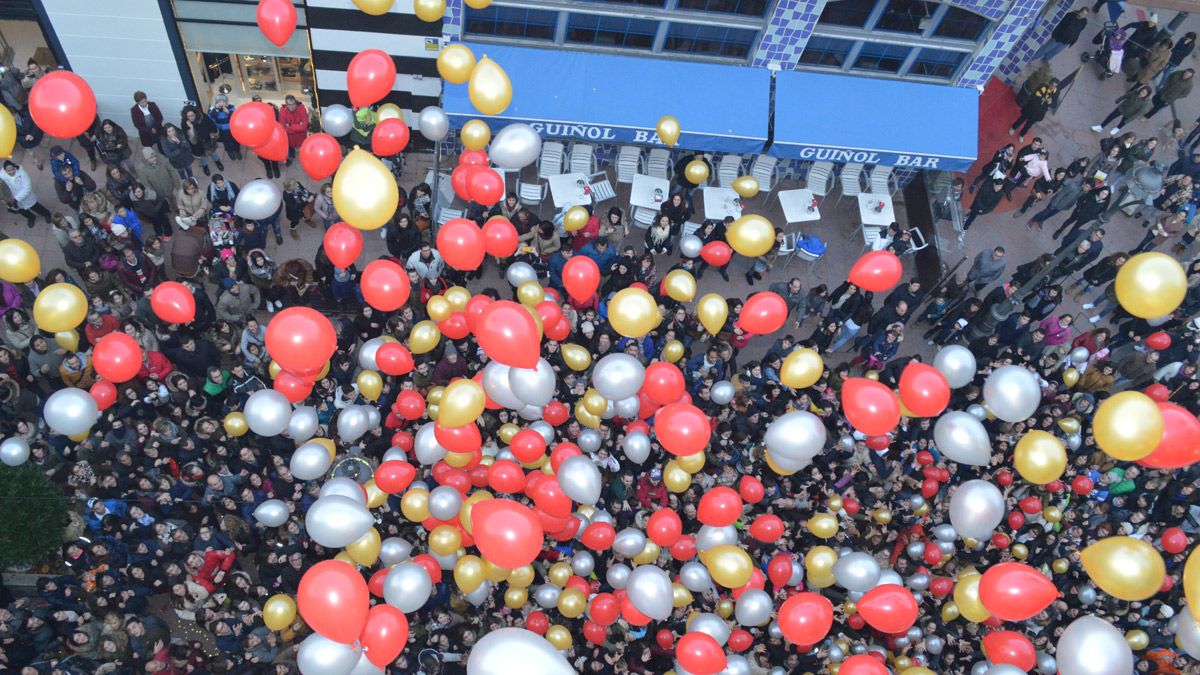 Centenares de personas esperaban la caída de los globos desde la calle La Paz. | M.I.