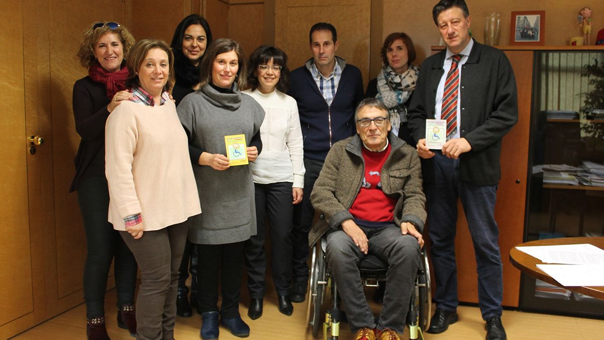 Momento de la entrega de los nuevos sellos de accesibilidad.