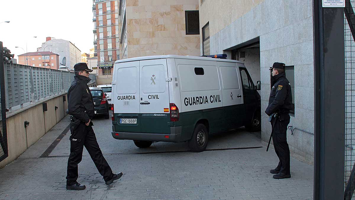 El furgón que trasladó a Montserrat y Triana ayer de la cárcel de Mansilla a los Juzgados. | PEIO GARCÍA (ICAL)