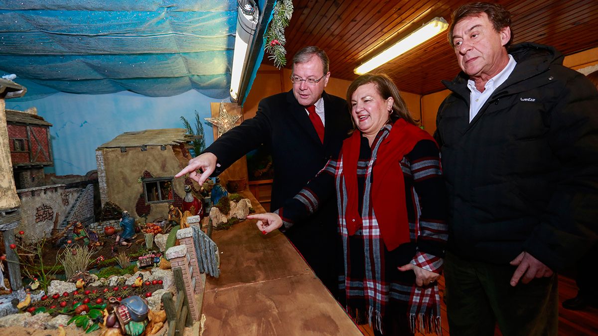 El alcalde de León, Antonio Silván, acompañado del concejal de Educación, Javier García-Prieto, visita las actividades navideñas y el Belén del Coto Escolar. Junto a ellos, la directora del Coto, Teresa Santamarta. | ICAL