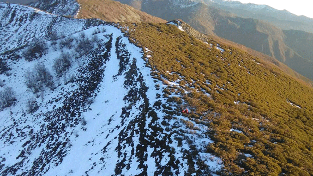 En el centro de la imagen, los rescatadores proceden a inmovilizar la pierna del herido, en una instantánea tomada desde el helicóptero. | JUNTA DE CASTILLA Y LEÓN