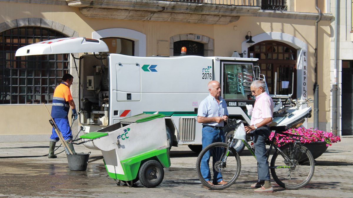 Las deficiencias en el servicio de limpieza que lleva FCC son cuantiosas, según el concejal de Medio Ambiente . | M.I.