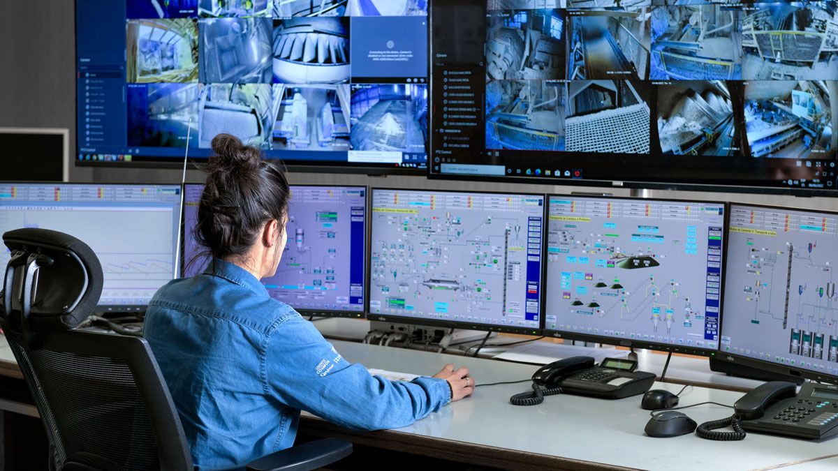 El director Jaime Santoalla participó en el acto de entrega de los cheques.  | L.N.C.