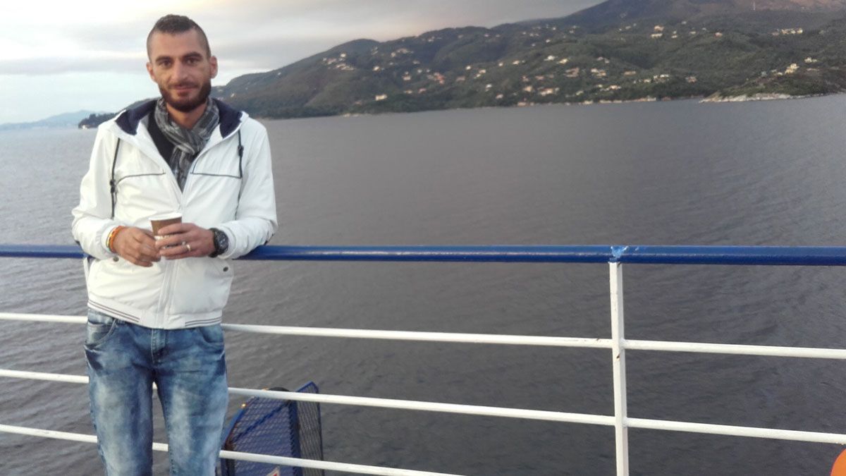 Wael Hurkos en uno de los barcos que tomaron para cruzar Europa. | L.N.C.