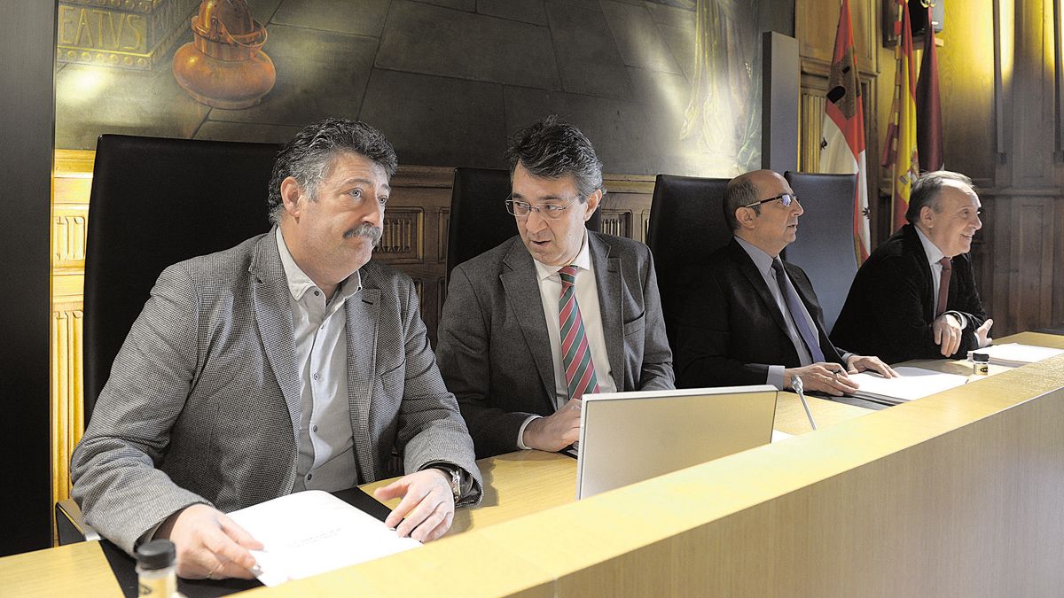Calvo, Majo, Castañón y Fernández, este miércoles en el pleno ordinario del mes de diciembre de la Diputación.. | MAURICIO PEÑA