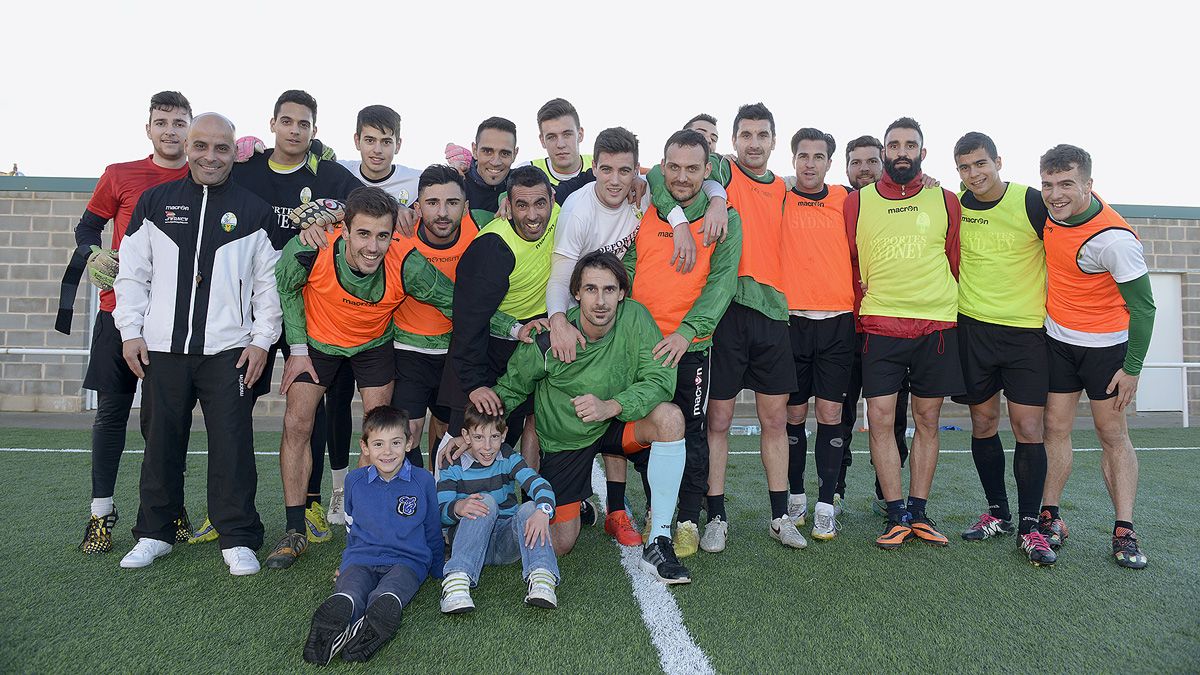 Los jugadores de La Virgen y su técnico Roberto Carlos rodean a Perona, situado en el centro. | MAURICIO PEÑA