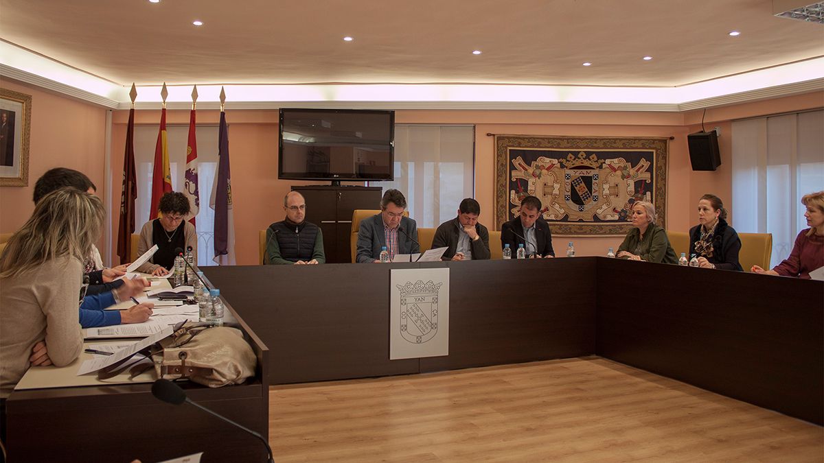 Un momento del pleno ordinario en el que aprobaron los presupuestos para 2017 en Valencia de DonJuan. | T. GIGANTO