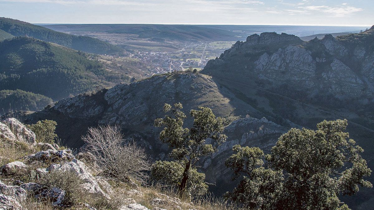 Barranco de Valdetorno y Cistierna al fondo. | VICENTE GARCÍA