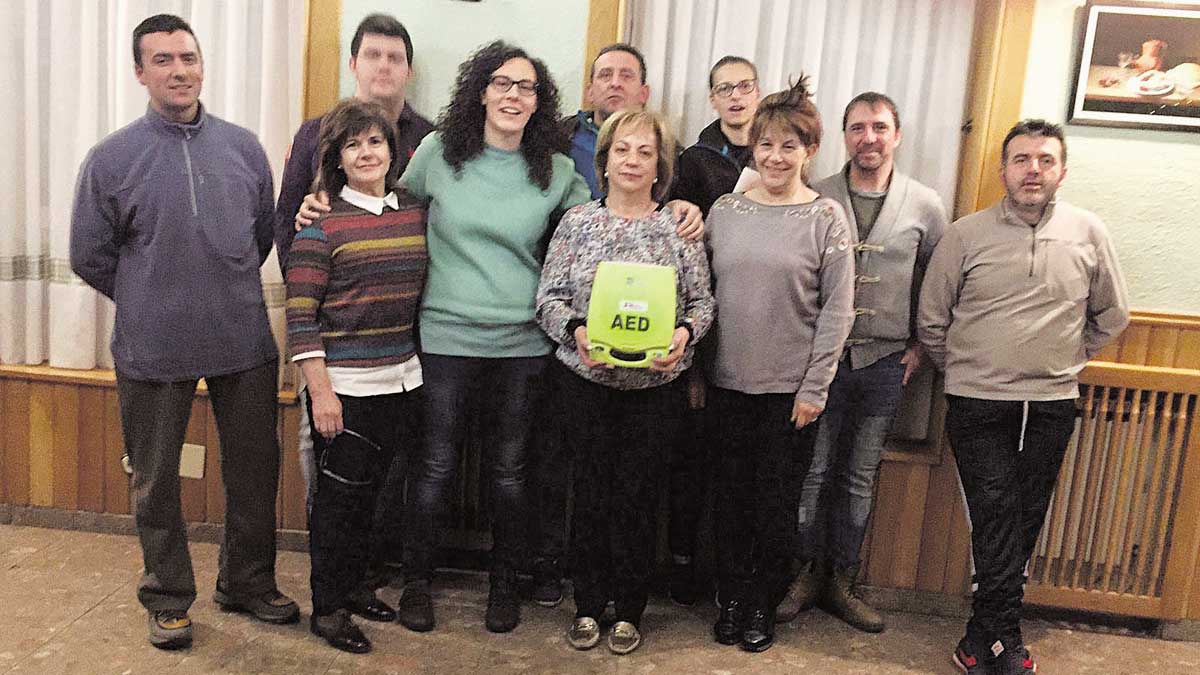 Foto de grupo con el desfibrilador tras recibir la formación. | L.N.C. Foto de grupo con el desfibrilador tras recibir la formación. | L.N.C.