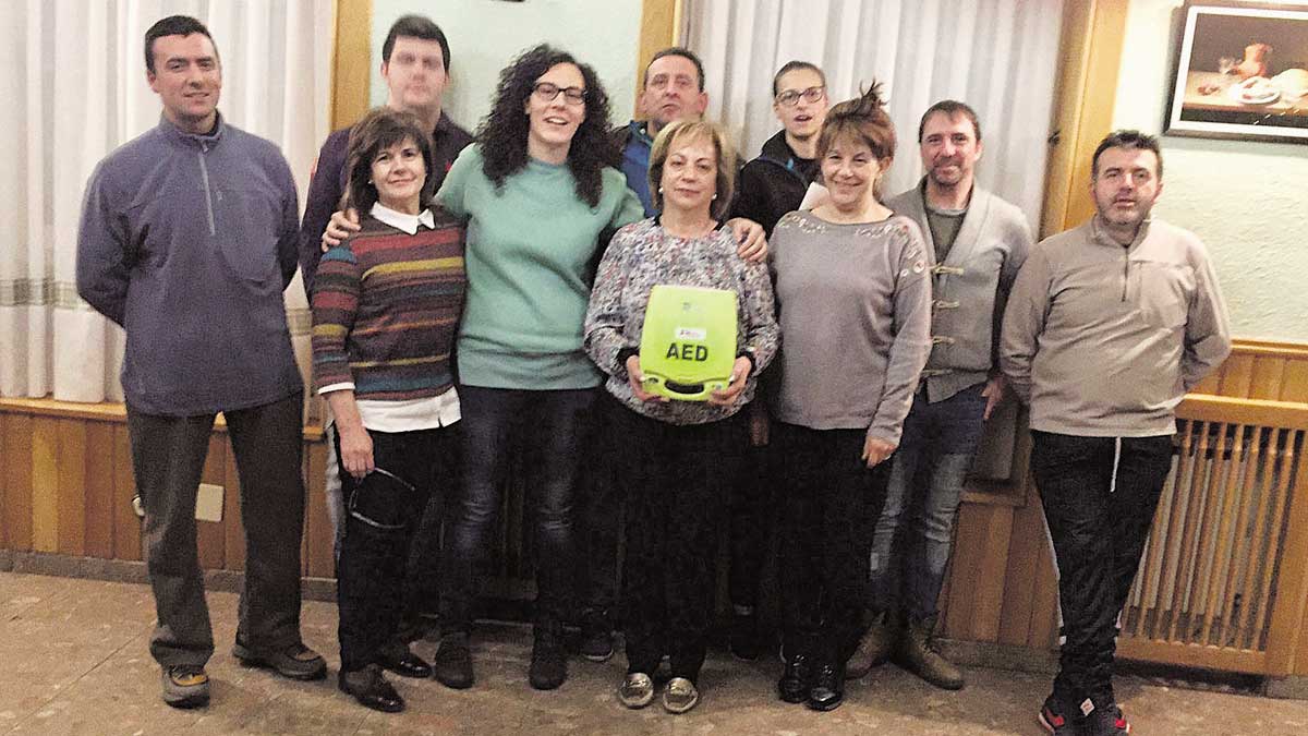 Foto de grupo con el desfibrilador tras recibir la formación. | L.N.C.