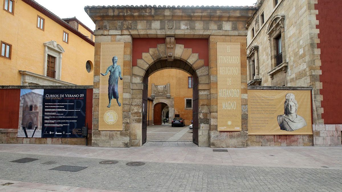 Imagen de archivo de la entrada al Instituto Bíblico y Oriental en la Colegiata de San Isidoro.