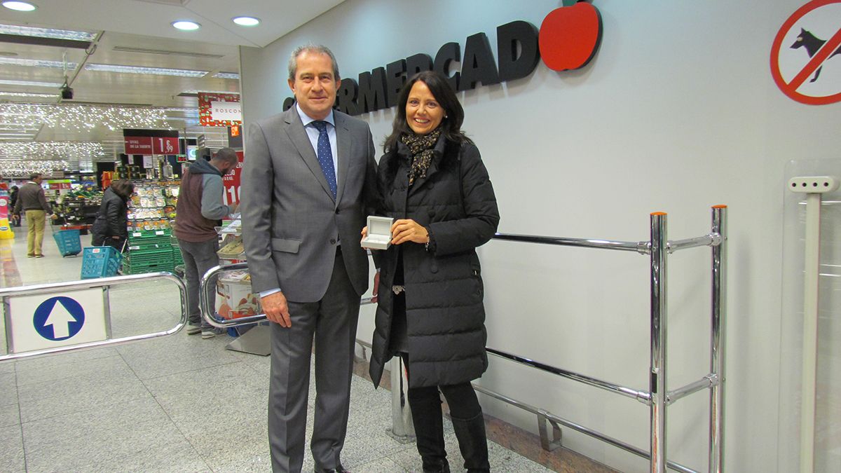 Olga Ana Terrón recogiendo su premio de manos del director de El Corte Inglés de León, José María Lesmes. | L.N.C. Olga Ana Terrón recogiendo su premio de manos del director de El Corte Inglés de León, José María Lesmes. | L.N.C.