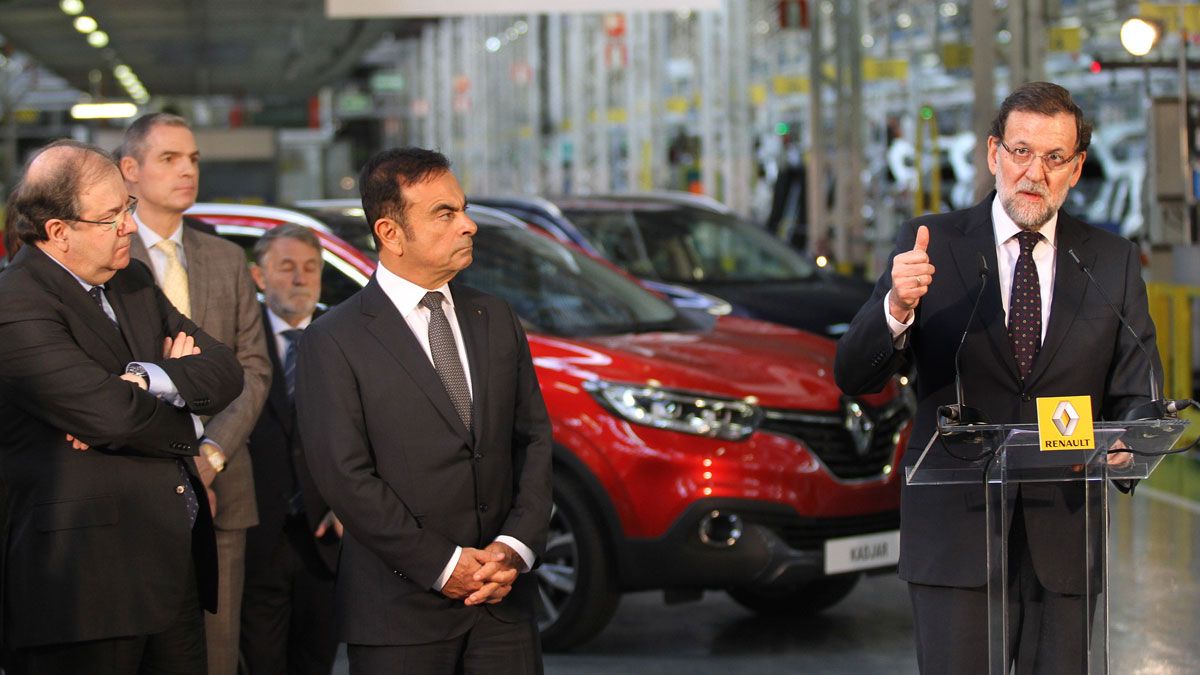 El presidente del Gobierno, Mariano Rajoy, y el presidente de la Junta de Castilla y León, Juan Vicente Herrera, visitan la planta de Renault en Palencia. | ICAL