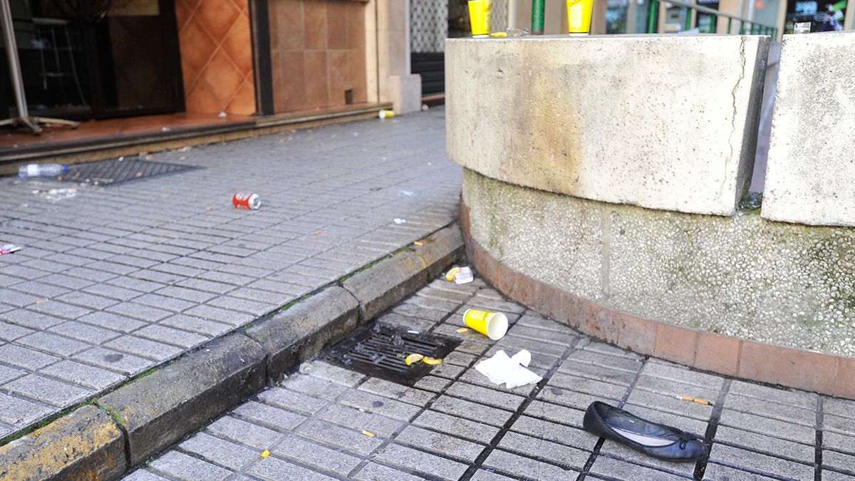Restos de la Nochevieja pasada por las calles de León. | DANIEL MARTÍN Restos de la Nochevieja pasada por las calles de León. | DANIEL MARTÍN