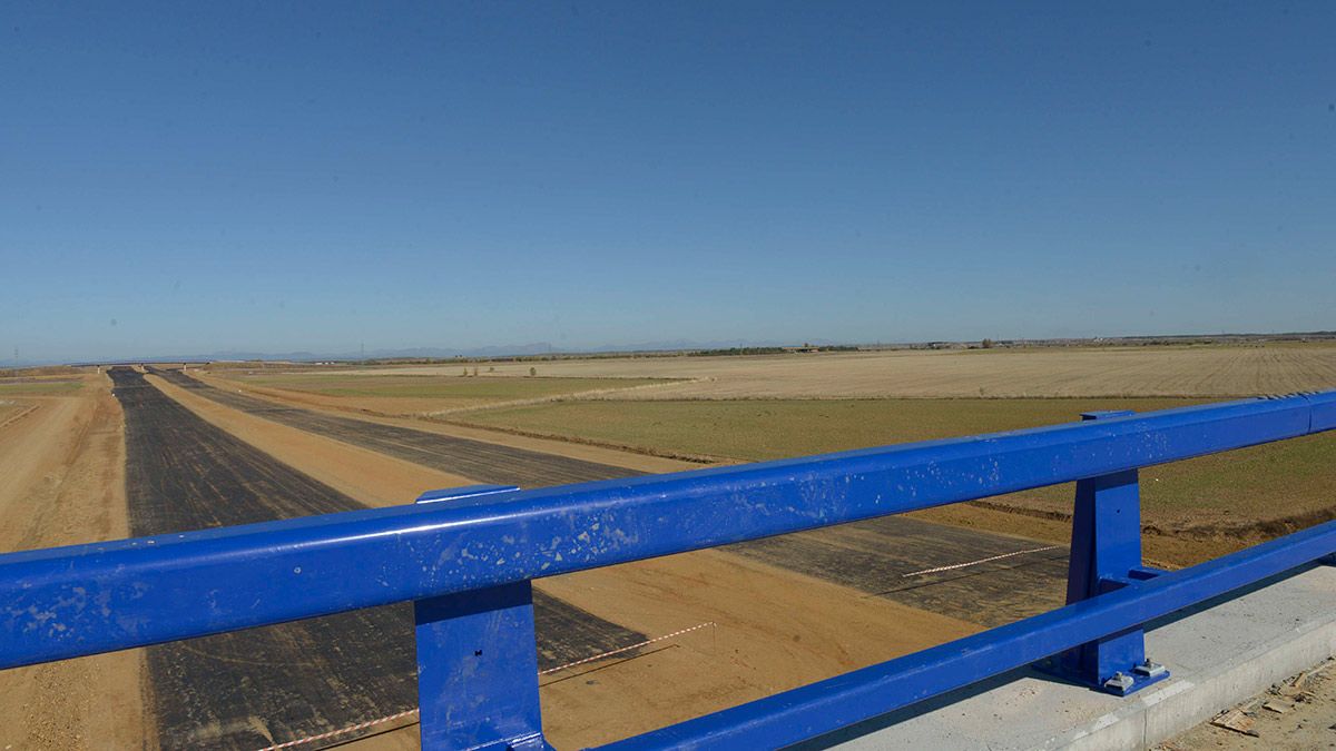 Imagen de las obras de la autovía que unirá León con Valladolid a la altura de Santas Martas. | MAURICIO PEÑA