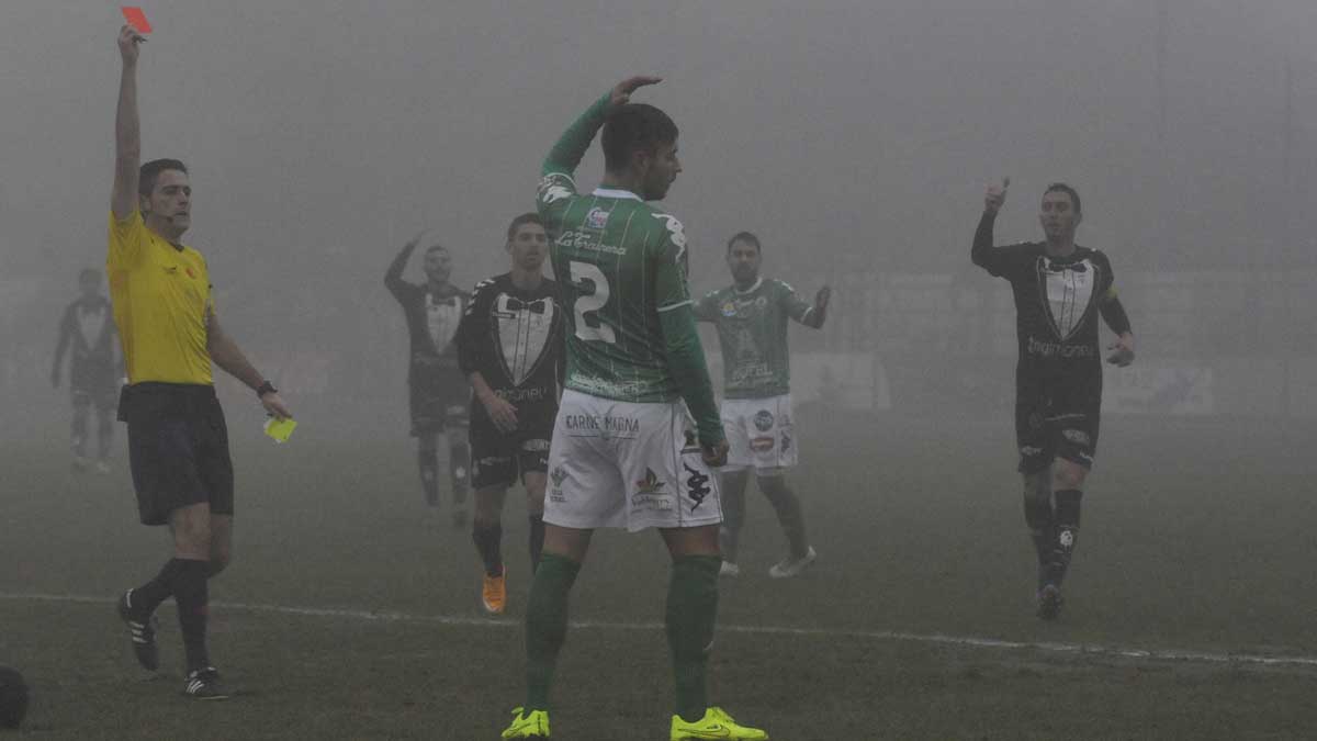 Momento de la expulsión de Cristian en el derbi, en una de las veces que la Cultural ha jugado contra 10. | DANIEL MARTIN Momento de la expulsión de Cristian en el derbi, en una de las veces que la Cultural ha jugado contra 10. | DANIEL MARTIN