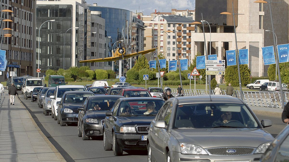Vehículos circulando por uno de los puentes que cruza el río Bernesga en la capital leonesa. | MAURICIO PEÑA