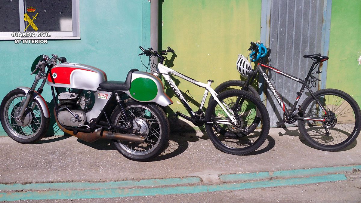 A los detenidos se les incautó una motocicleta antigua y dos bicicletas de montaña de origen ilícito.