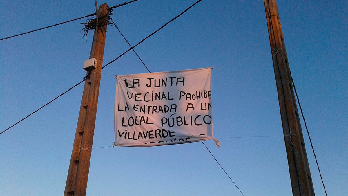 Pancarta que han colocado los vecinos a la entrada del pueblo . | L.N.C.