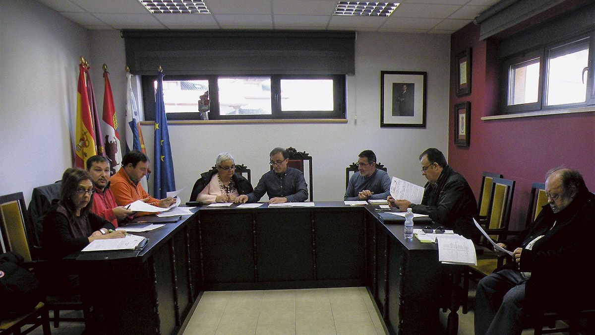 Un momento del pleno celebrado el viernes en el Ayuntamiento de Matallana de Torío. | E. NIÑO