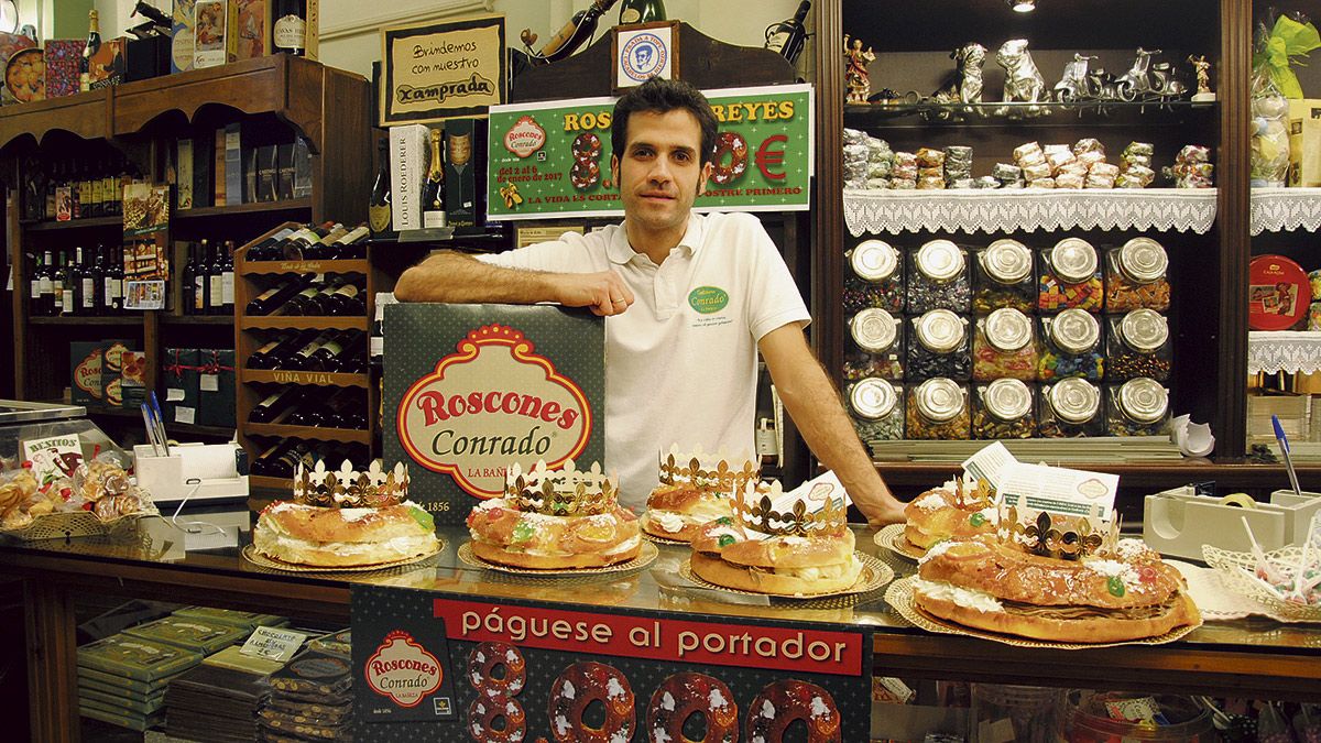 Sergio González posa con algunos de los roscones de Reyes que elabora Confitería Conrado. | ABAJO