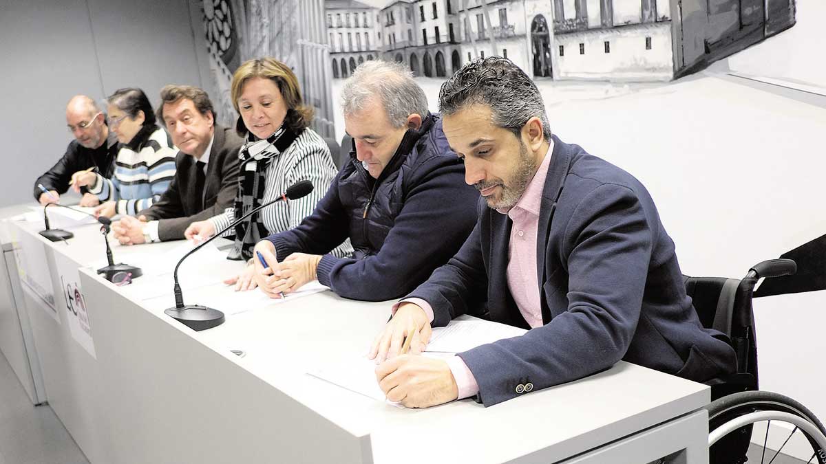 Un instante de la firma del convenio suscrito en el Ayuntamiento. | DANIEL MARTÍN