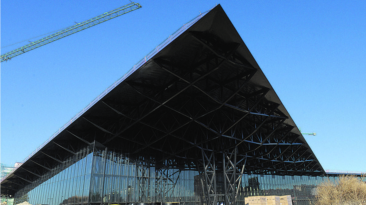 El Palacio de Exposiciones está casi terminado, pero aún falta acometer la urbanización exterior. | MAURICIO PEÑA