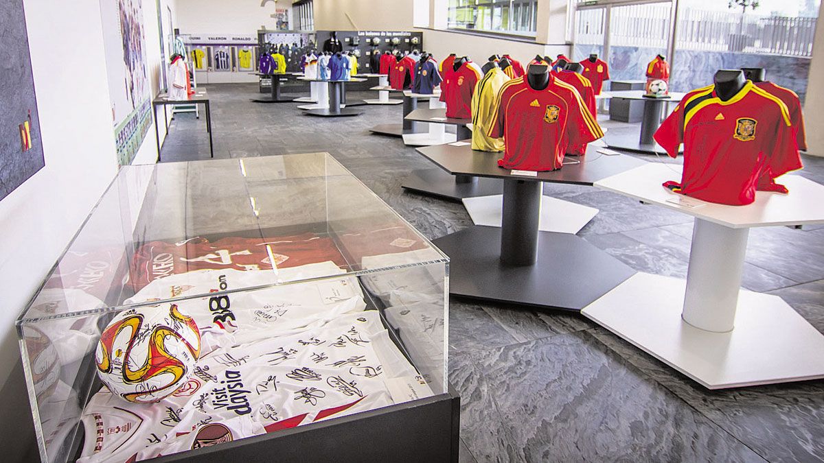 Imagen de las diferentes camisetas que se podrán ver en la exposición. | L.N.C. Imagen de las diferentes camisetas que se podrán ver en la exposición. | L.N.C.