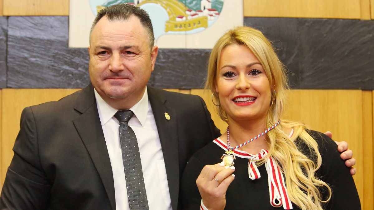 El alcalde de Camponaraya, Eduardo Morán, hace entrega de la Medalla de Oro del Municipio a la levantadora de pesas Lydia Valentín. | CÉSAR SÁNCHEZ (ICAL)