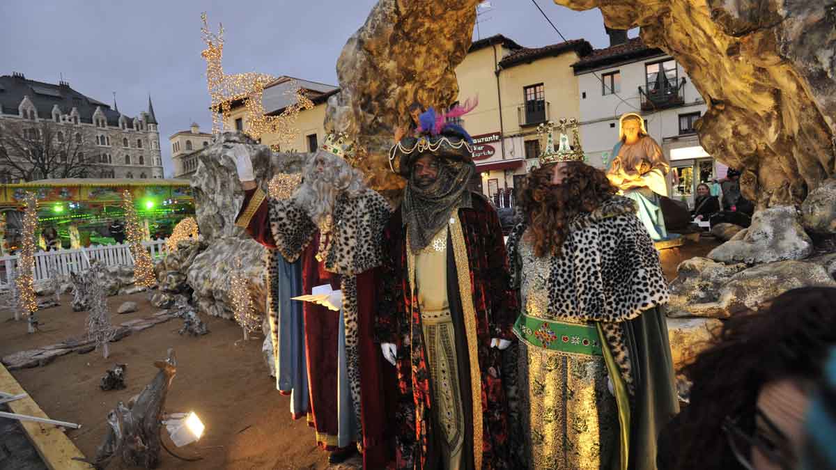 Los Reyes Magos de Oriente en su visita a León del pasado año saludan a los niños ante el belén de la plaza de San Marcelo. | DANIEL MARTÍN