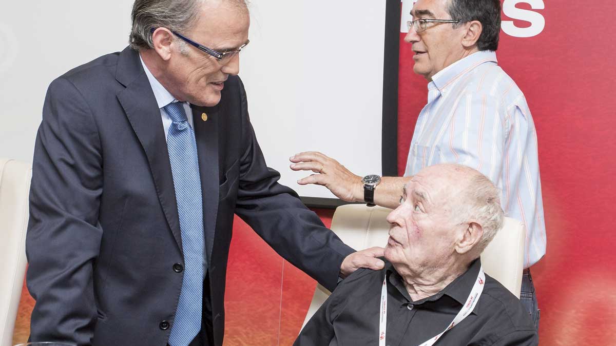 Mario Luis Morán, saludado por Marcelino Maté en una reunión.