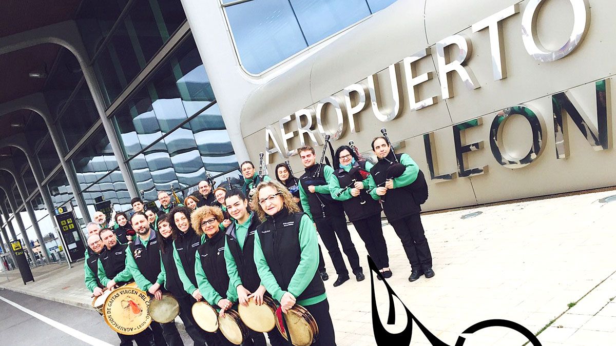 La agrupación de gaitas Agavica en el Aeropuerto de La Virgen del Camino.