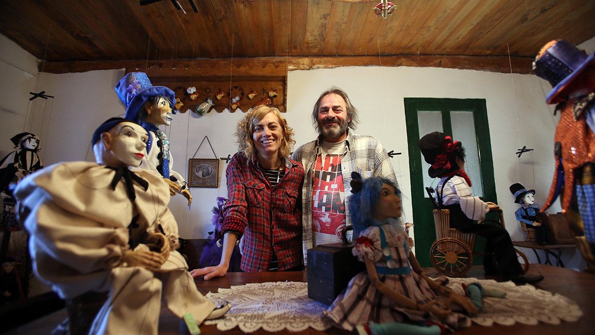 Miguel López y Begoña García forman Etcétera Taller de Marionetas en la localidad leonesa de Murias de Rechivaldo. | REPORTAJE GRÁFICO: MIRIAM CHACÓN (ICAL)