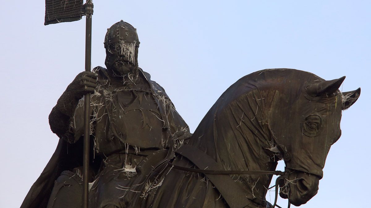 La estatua del Caballero Templario de Ponferrada, cubierta por el hielo debido a las bajas temperaturas. | ICAL