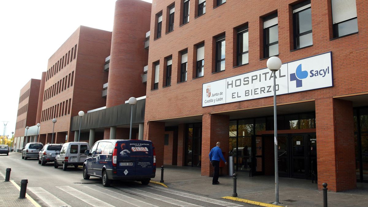 Fachada del Hospital del Bierzo que opera desde hoy al 100% de su capacidad. | CÉSAR SÁNCHEZ (ICAL)