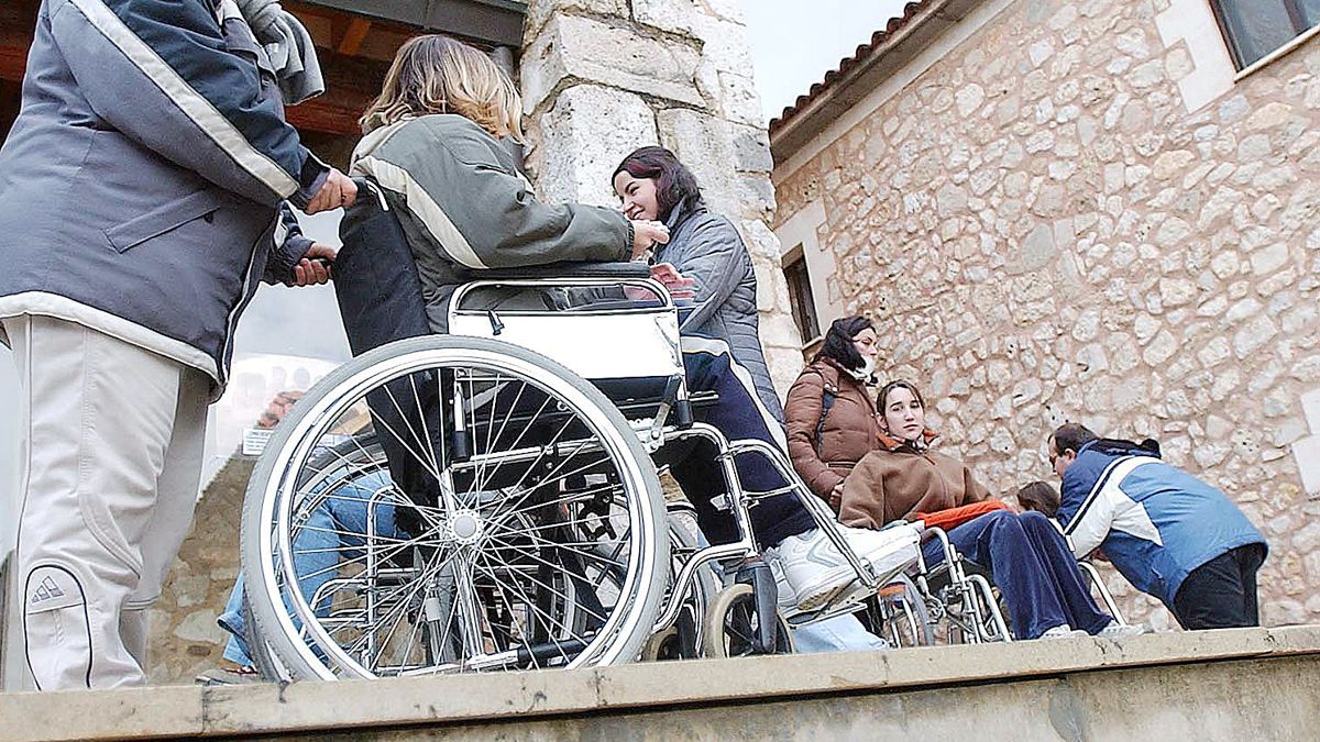 Imagen de archivo de varios jovenes en silla de ruedas. | ICAL