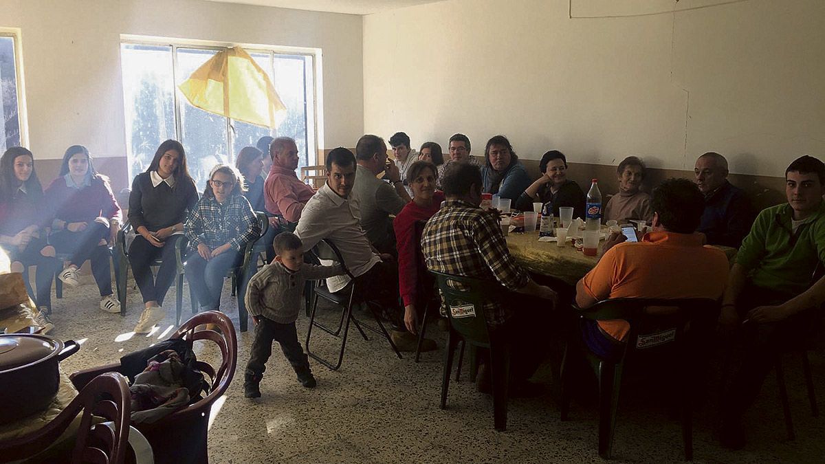 Una misa en la pequeña iglesia de La Riera y una comida en la Casa de la Escuela sirvió para homenajear San Esteban en su fecha original.