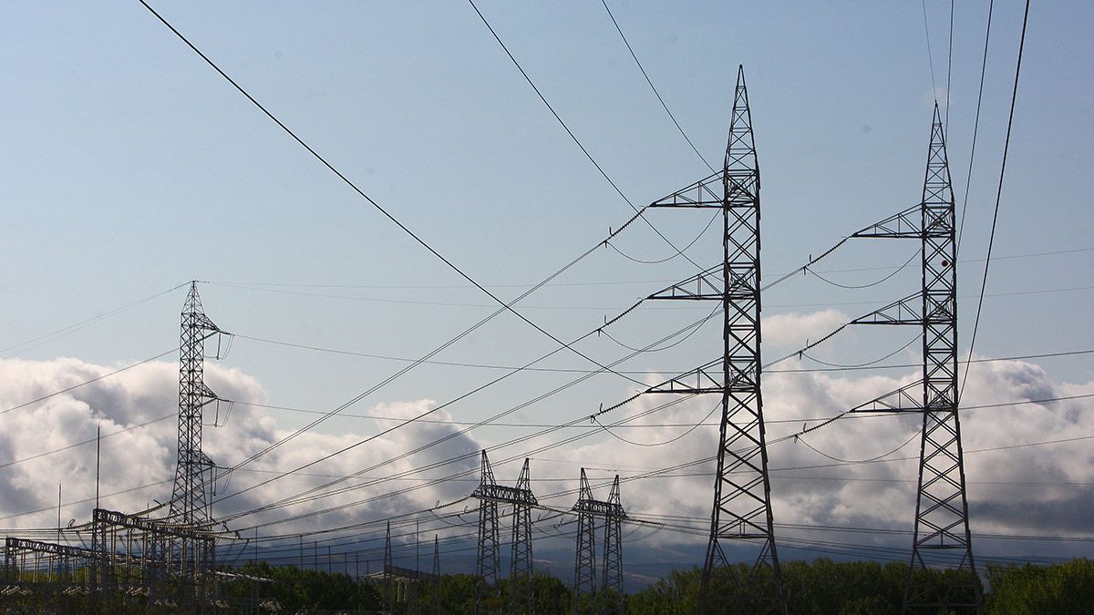 Líneas eléctricas de alta tensión a su paso por un paraje de la comarca del Bierzo. | CÉSAR SÁNCHEZ (ICAL)
