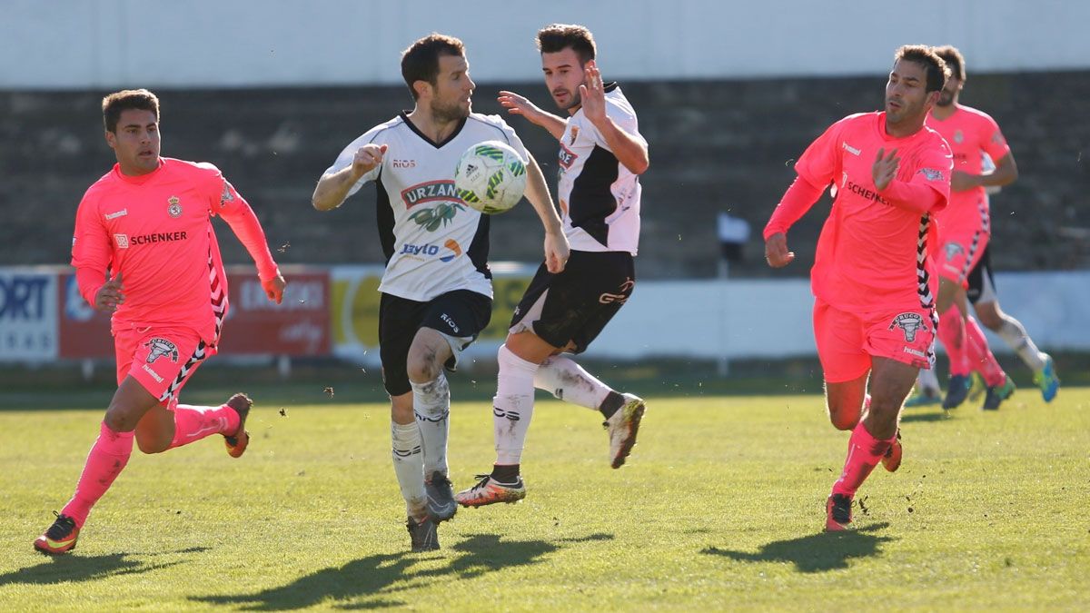 Bastos y Colinas intentan recuperar el balón, en posesión de un jugador del Tudelano. | DIARIO DE NAVARRA