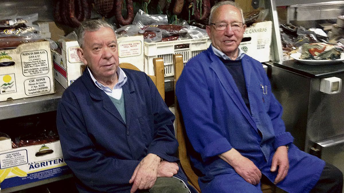 Tenemos de todo, embutidos, roscas, queso... y sobre todo, buena conversación.