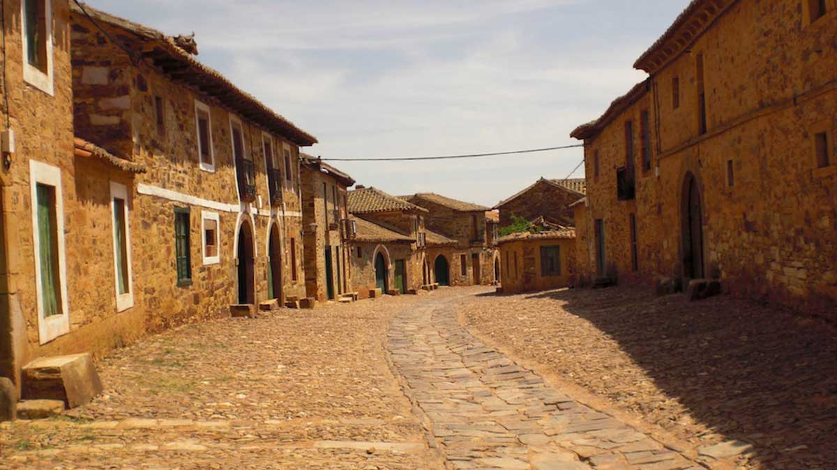 Una de las calles empedradas de Castrillo de los Polvazares.