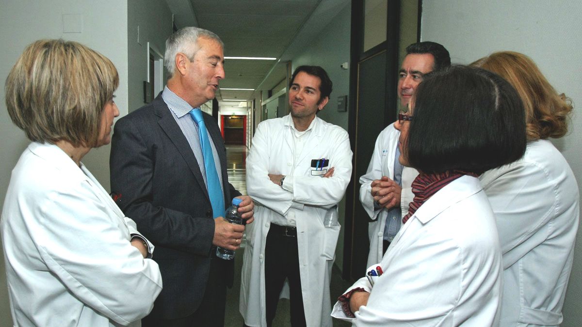 Visedo, a la izquierda de la imagen, rodeado por un grupo de sanitarios del Hospital. | ICAL