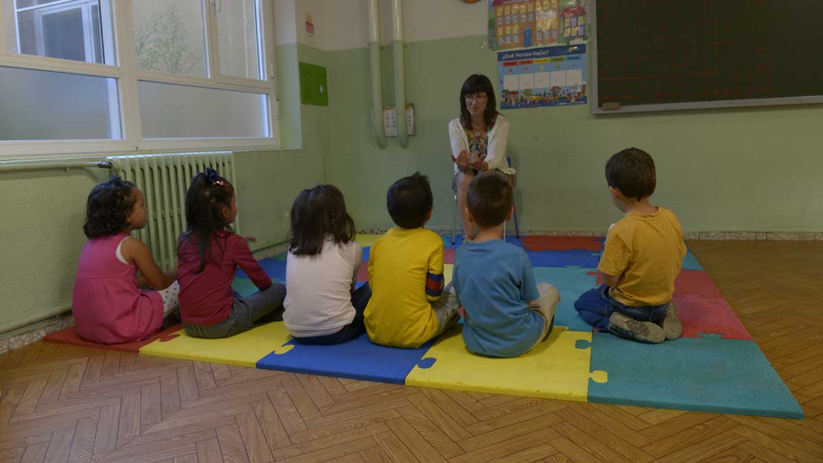 Unos escolares durante su jornada lectiva en un colegio local. :: mauricio peña