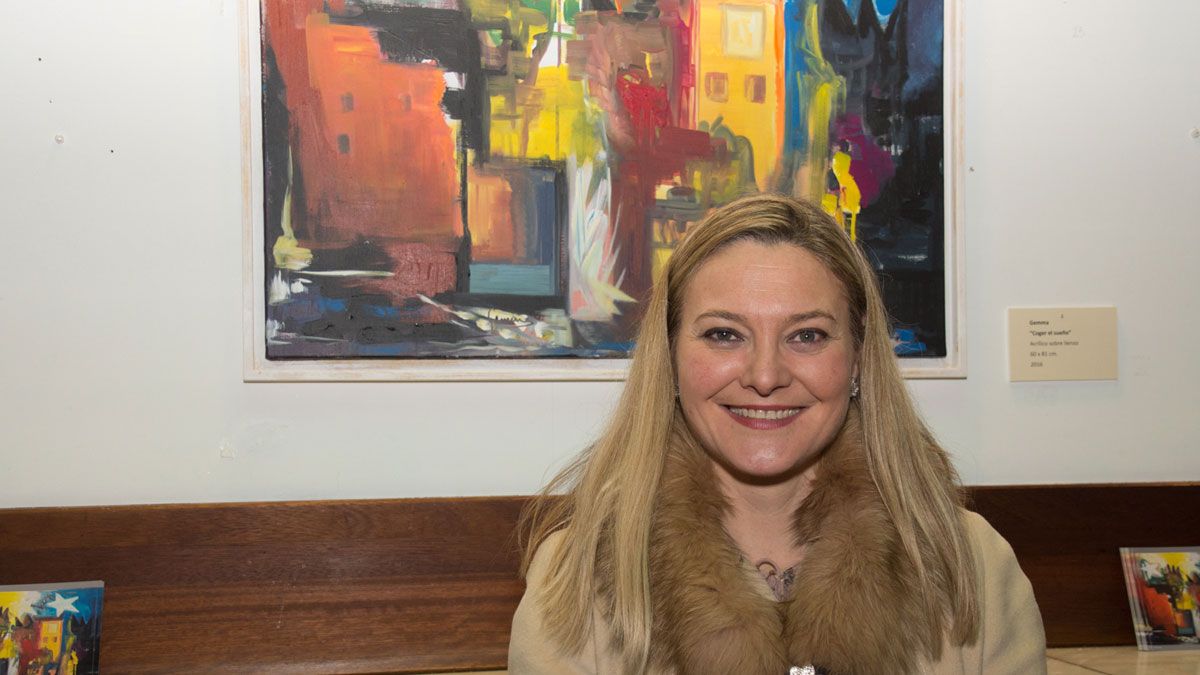 La artista y propietaria de la galería de arte Cinabrio, Gemma, expone en el Camarote Madrid. | VICENTE GARCÍA