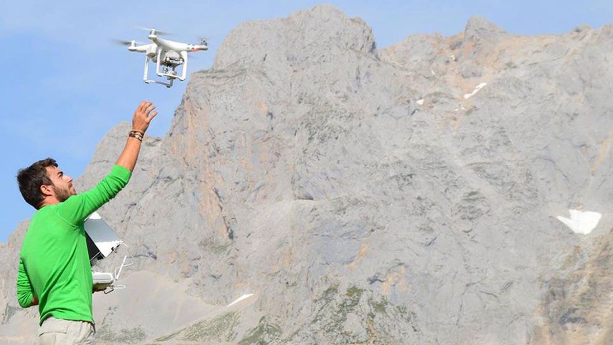 Sergio Peña, que es quien va a impartir uno de los talleres, con uno de los drones que él mismo se ha fabricado y sobre lo que versará su taller en Sabero.