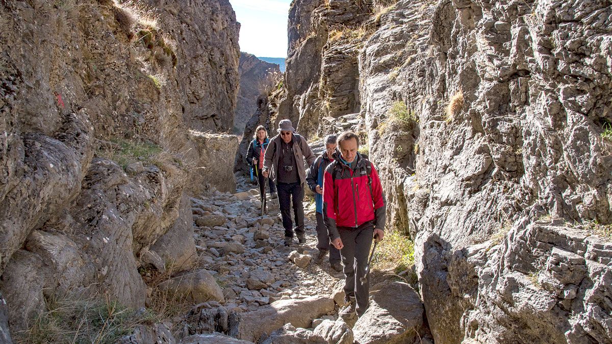 Caminando a través del desfiladero de los Calderones. | VICENTE GARCÍA